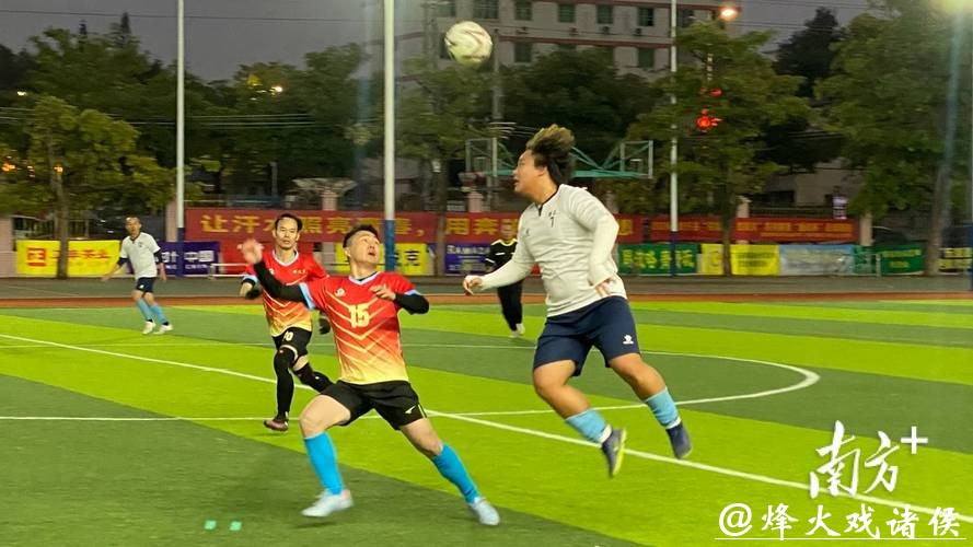 广东超级杯足球联赛开赛，13支草根球队以球贺新春